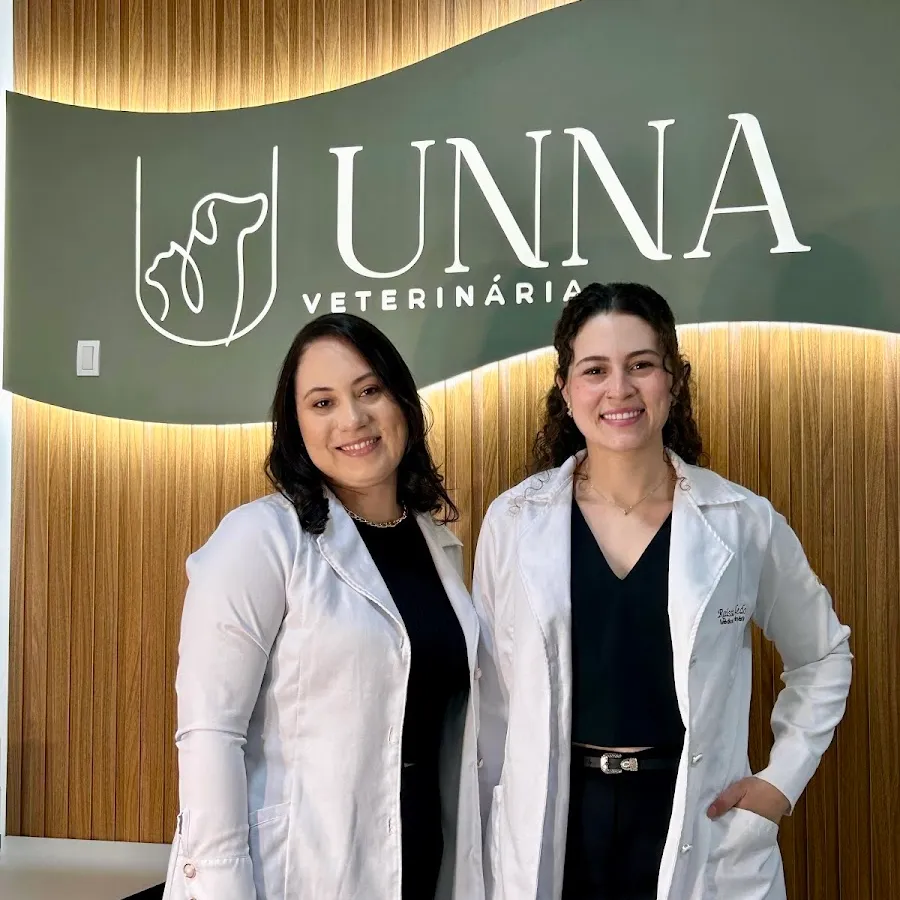 Duas médicas veterinárias de jaleco branco na clínica